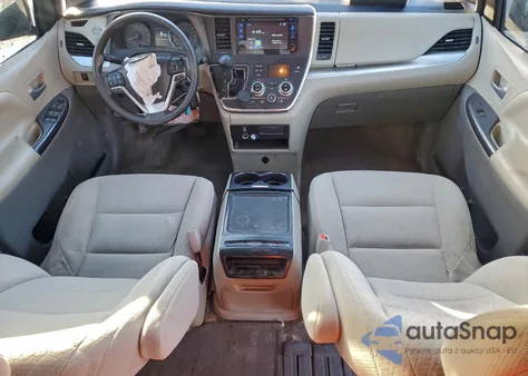 2017 Toyota Sienna Le z USA, uszkodzony, nr VIN 5TDKZ3DC3HS836785